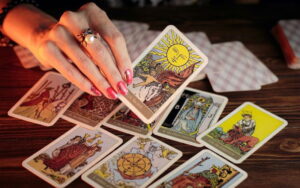 Cách chơi bài Tarot căn bản cho người mới: Học bói bài Tarot cần những gì?